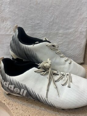 Riddell Men size 9 Football Cleats in white and black.